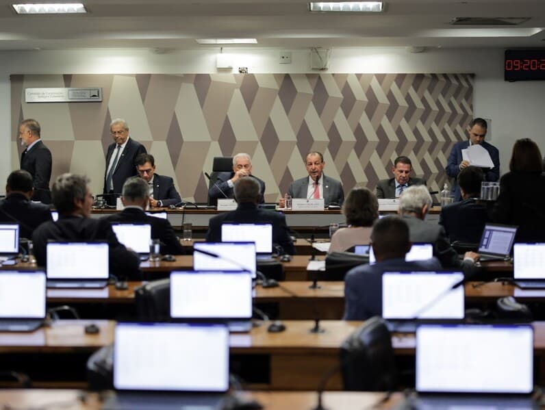 Reunião da CCJ na qual Omar Aziz apresenta seu parecer pela rejeição das emendas à PEC que acaba com a escala 6x1. - Wagner Araújo /Fotoarena/Folhapress