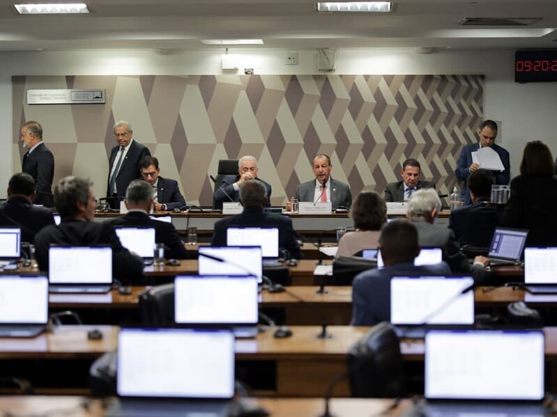 Reunião da CCJ na qual Omar Aziz apresenta seu parecer pela rejeição das emendas à PEC que acaba com a escala 6x1. - Wagner Araújo /Fotoarena/Folhapress