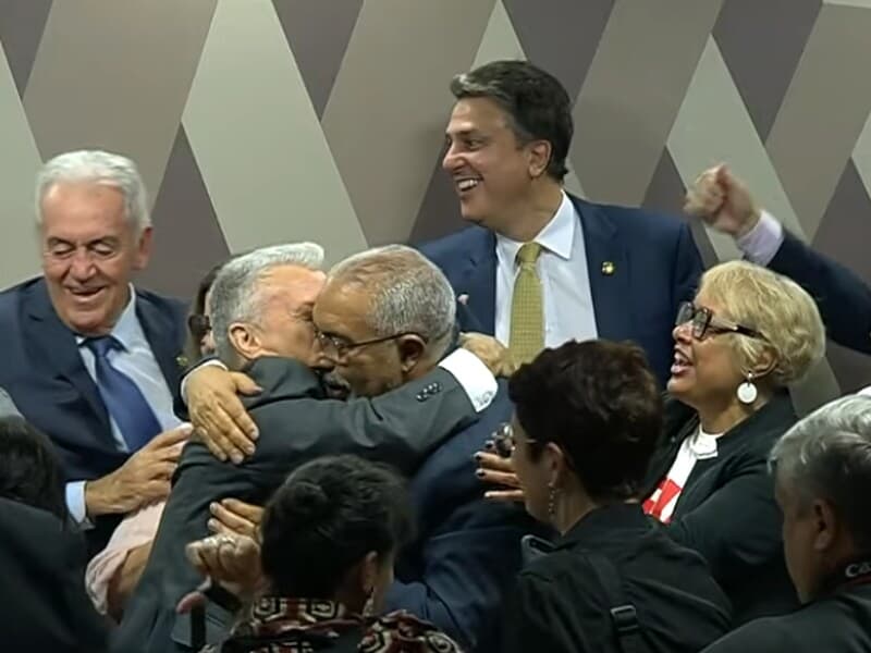 Senadores comemoram aprovação da PEC do fim da escala 6x1 na CCJ. - Reprodução/Youtube