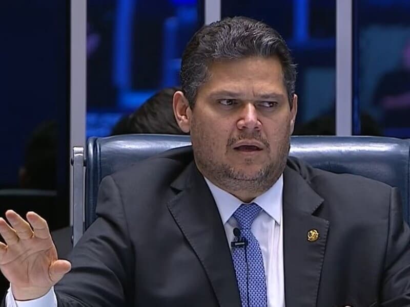 Presidente do Senado rebateu cobranças sobre pedidos de impeachment de Moraes e relembrou vazamentos sobre Flávio Bolsonaro. 
 - TV Senado/Reprodução