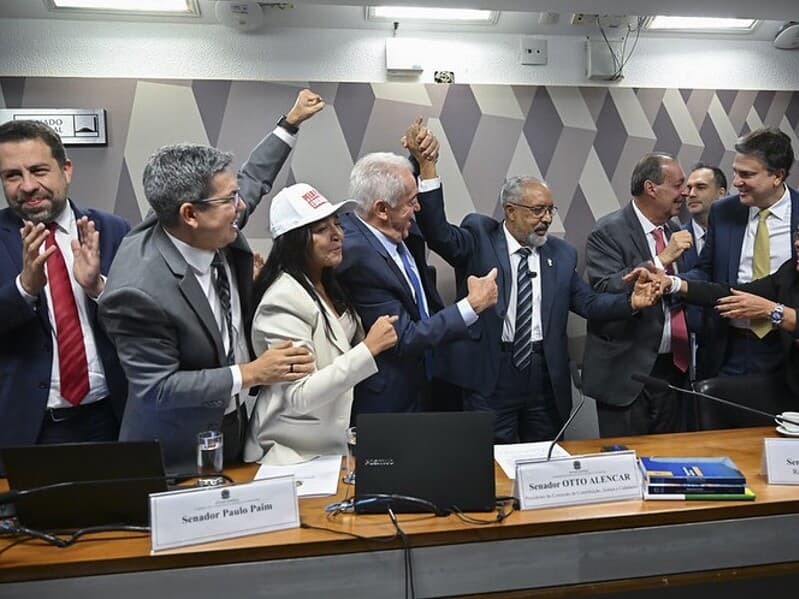 Ministro Guilherme Boulos e senadores comemoram a aprovação da PEC na CCJ. Próxima disputa agora será no Plenário, em data ainda indefinida. - Ton Molina /Agência Senado