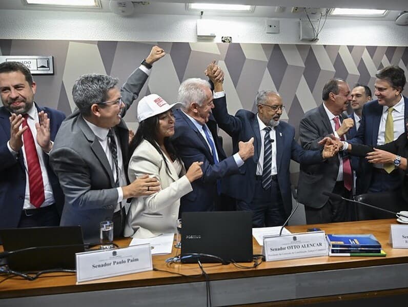 Ministro Guilherme Boulos e senadores comemoram a aprovação da PEC na CCJ. Próxima disputa agora será no Plenário, em data ainda indefinida. - Ton Molina /Agência Senado