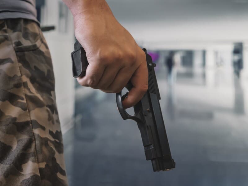 Liberação de porte de arma para oficiais de justiça avança na Câmara