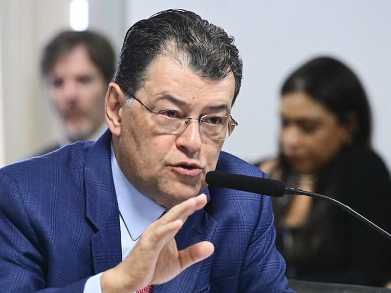 Líder do MDB anuncia PEC paralela para ajustar fim da escala 6x1