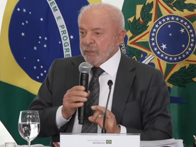 Ao lado de Fachin, Lula critica uso de cargo para benefício pessoal. - Reprodução
