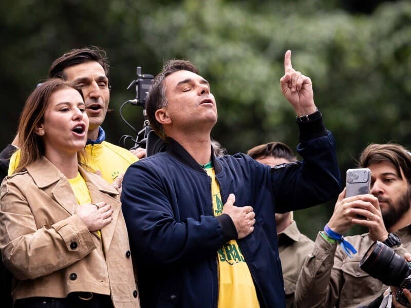 Flávio Bolsonaro e a esposa, Fernanda, durante ato na Avenida Paulista neste 7 de Setembro. - Thiago Miyashiro/Pera Photo Press/Folhapress Flávio Bolsonaro e a esposa, Fernanda, durante ato na Avenida Paulista neste 7 de Setembro. - Thiago Miyashiro/Pera Photo Press/Folhapress