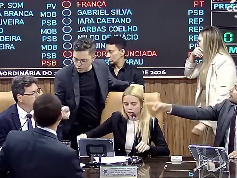 Briga generalizada termina em spray de peido. - Reprodução/YouTube