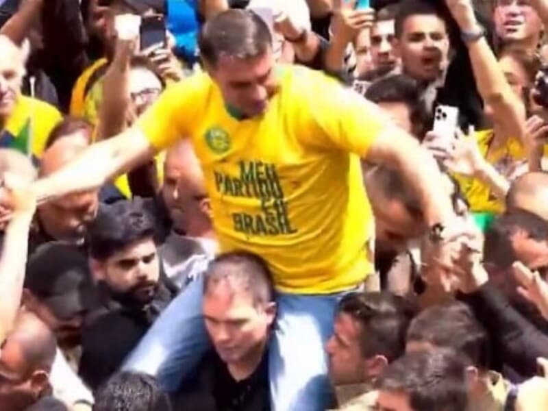Candidato ao Planalto reproduz percurso do ex-presidente no local do atentado conduzido por Adélio Bispo. 
 - Reprodução