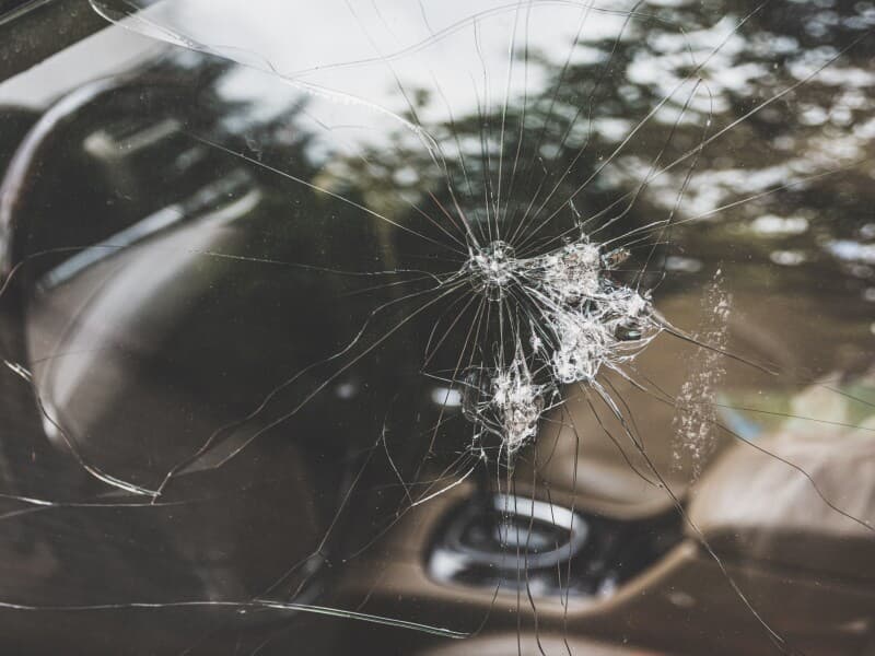 Roubo com quebra de vidro de carro pode ter pena de até 14 anos. - Magnific