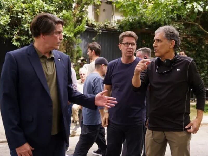 O ator Jim Caviezel, que interpreta Bolsonaro, Mario Frias e o diretor do longa, Cyrus Nowrasteh, em gravação de Dark Horse. - Reprodução