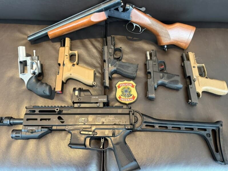 Armas do deputado Mario Frias apreendidas pela Polícia Federal durante a Operação Make Up. - Divulgação/Polícia Federal