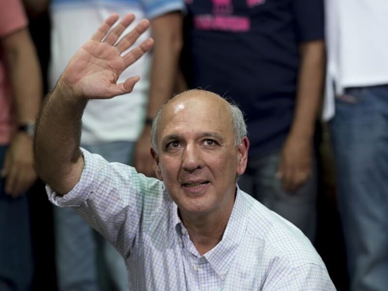 Propagandas questionam a volta de Arruda ao Governo do Distrito Federal e citam episódios de sua trajetória judicial. - Marcelo Camargo/Agência Brasil