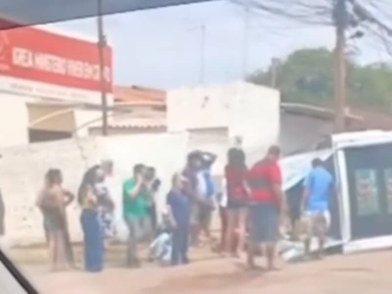 Trio elétrico capota e candidata a deputada federal fratura maxilar