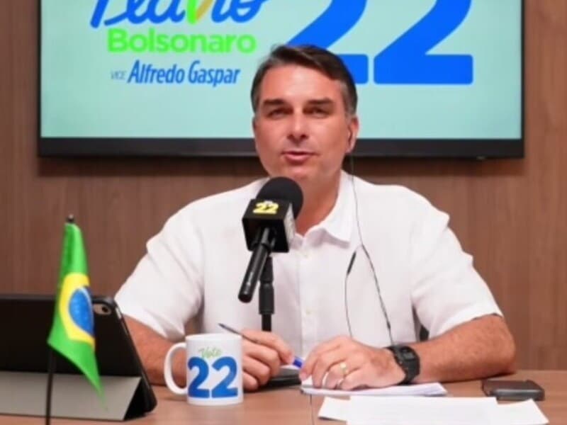 Flávio Bolsonaro acusa o presidente Lula de interferência no STF durante julgamento sobre investigação contra Moraes. - Reprodução Flávio Bolsonaro acusa o presidente Lula de interferência no STF durante julgamento sobre investigação contra Moraes. - Reprodução