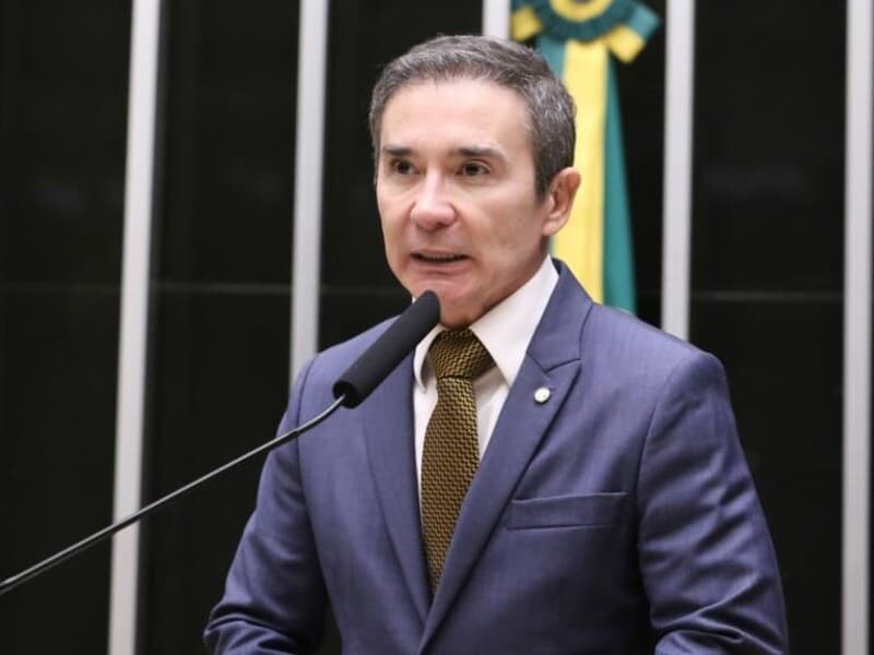 Texto busca reduzir barreiras à permanência dos responsáveis no trabalho. - Kayo Magalhães/Câmara dos Deputados