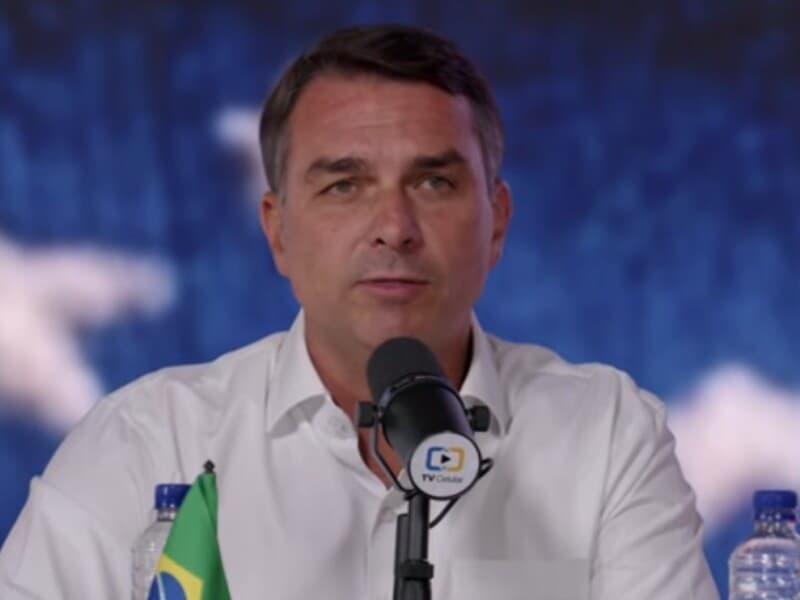 Flávio Bolsonaro diz que PCC e CV estão "tacando fogo" em santinhos dele. - Reprodução/YouTube