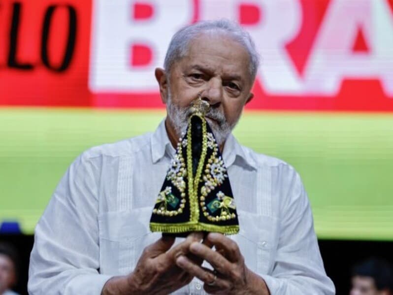 Lula segura imagem de Nossa Senhora Aparecida em foto compartilhada por Janja.
- Reprodução / Instagram Lula segura imagem de Nossa Senhora Aparecida em foto compartilhada por Janja.
- Reprodução / Instagram