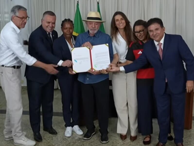 Lula posa para fotos após assinar a nova lei do futebol feminino. - Reprodução/Youtube Lula posa para fotos após assinar a nova lei do futebol feminino. - Reprodução/Youtube