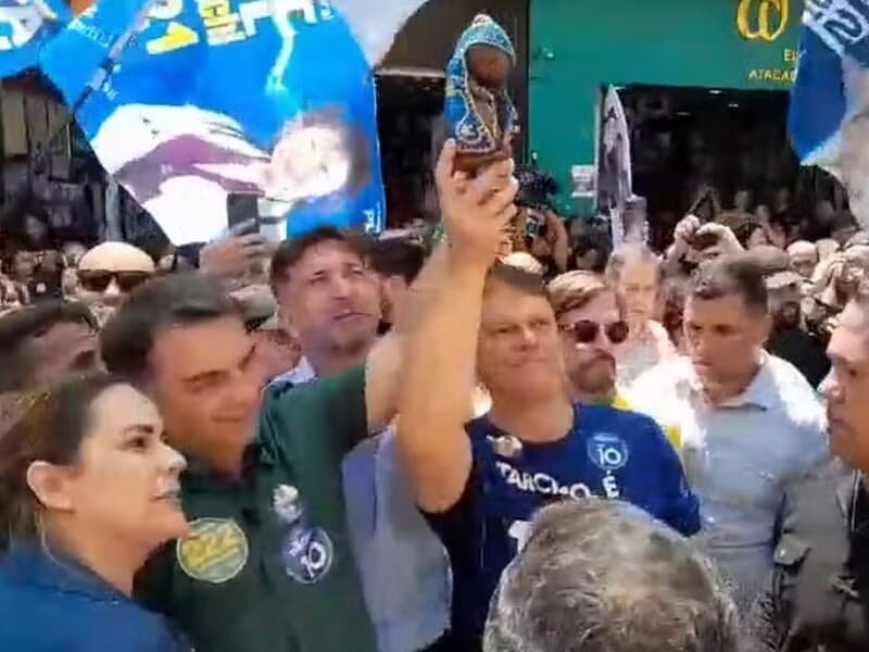 Flávio segura imagem de Nossa Senhora Aparecida ao lado de Tarcísio. - Reprodução / Youtube