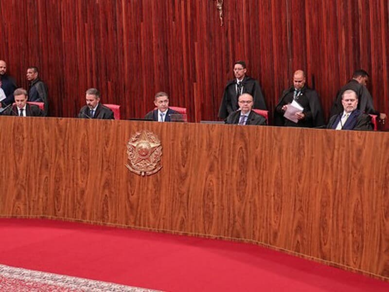 Ministros reunidos em sessão no Plenário do TSE. - Leobark Rodrigues/Secom/TSE