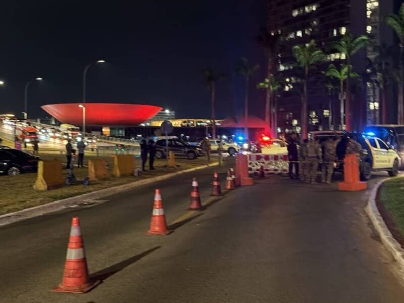Área na Praça dos Três Poderes foi fechada por suspeita de bomba no STF. - Ana Pompeu/Folhapress