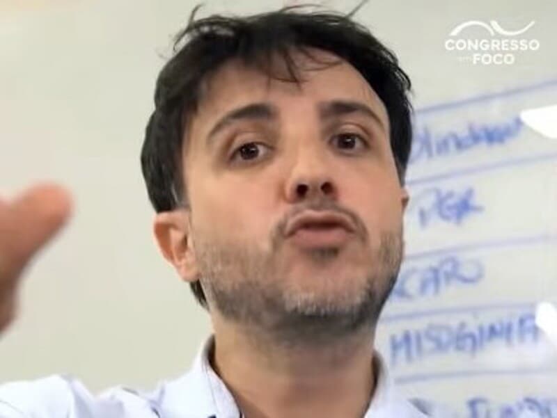 Renan Santos cita votações e investigações ao questionar quem ajuda a "estrelinha do PT a brilhar". - Reprodução / Youtube