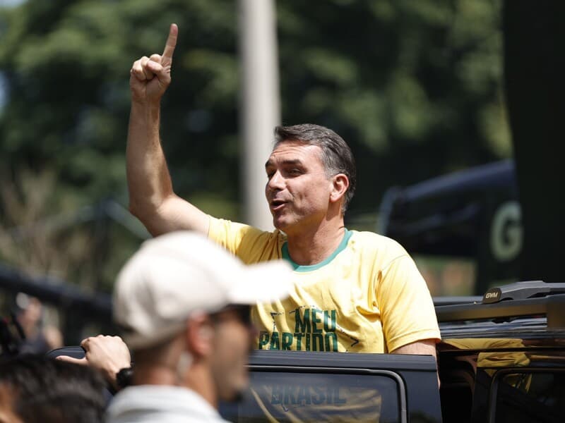 Flávio Bolsonaro fez ato de campanha na véspera do primeiro turno em Santa Bárbara d'Oeste, no interior paulista. - Danilo Verpa/Folhapress Flávio Bolsonaro fez ato de campanha na véspera do primeiro turno em Santa Bárbara d'Oeste, no interior paulista. - Danilo Verpa/Folhapress