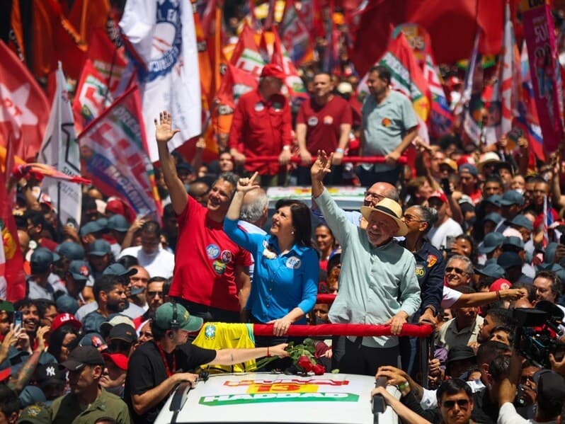 Lula estava acompanhado de Alckmin, Simone Tebet, Haddad, Marina Silva, Márcio França e Janja em ato na região central de São Paulo. - Luiza Florenzano/Modus Focus/Folhapress