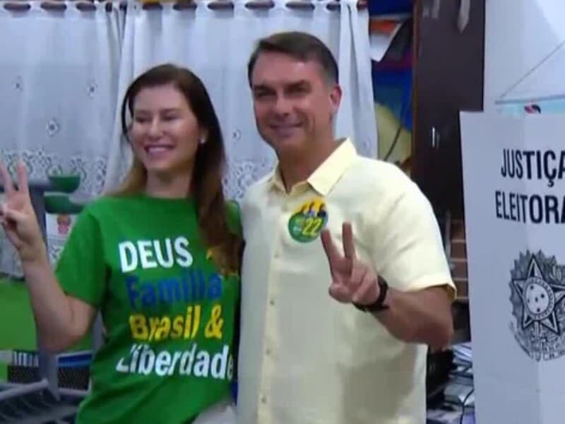 Flávio Bolsonaro vota no Rio e segue para Brasília para apuração. - Reprodução/Globonews