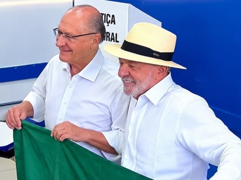 Lula vota acompanhado de Alckmin. - Reprodução/Globonews