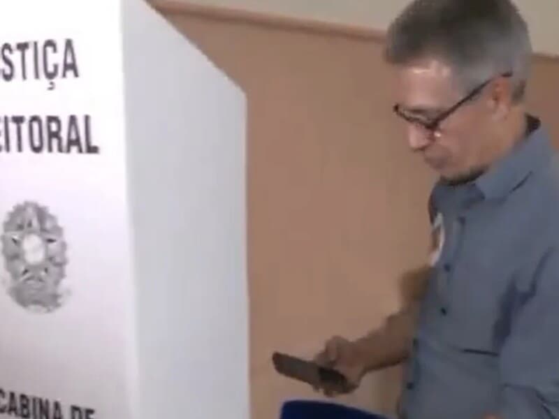 Zema entra com celular na cabine de votação. - Reprodução/Globonews