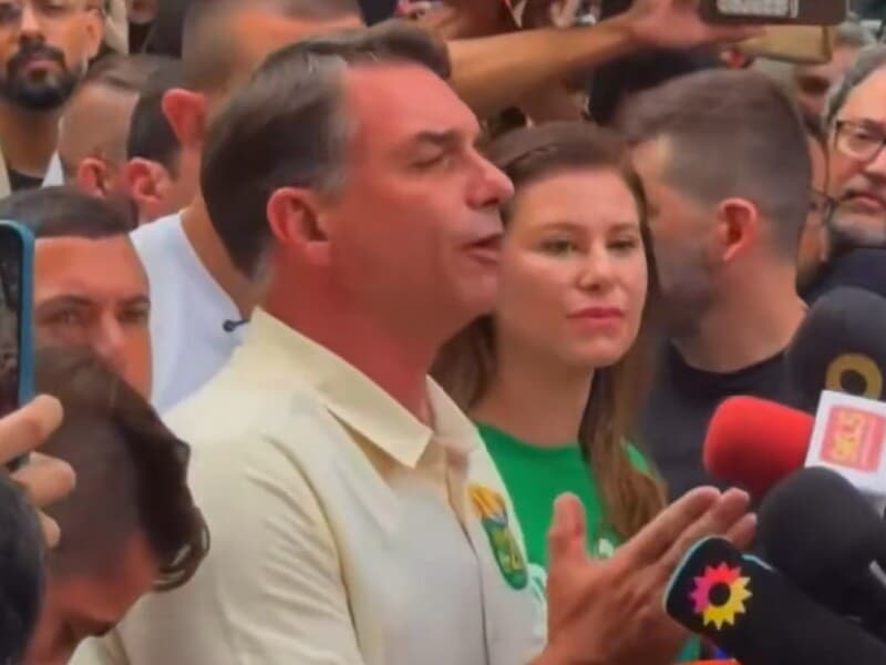 Flávio pede votos ao sair de seção no Rio. - Reprodução/Redes Sociais