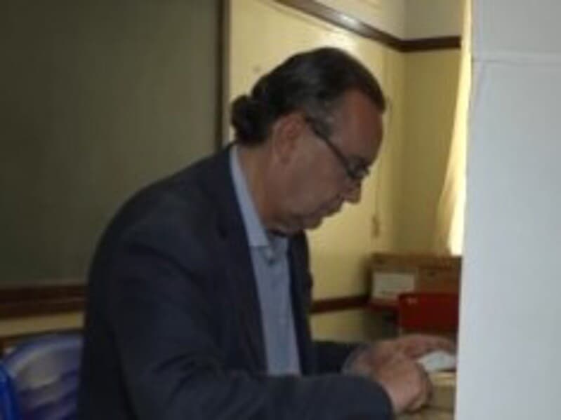Escritor votou na Escola Coronel José Venâncio Dias, no interior paulista. - Reprodução / X 