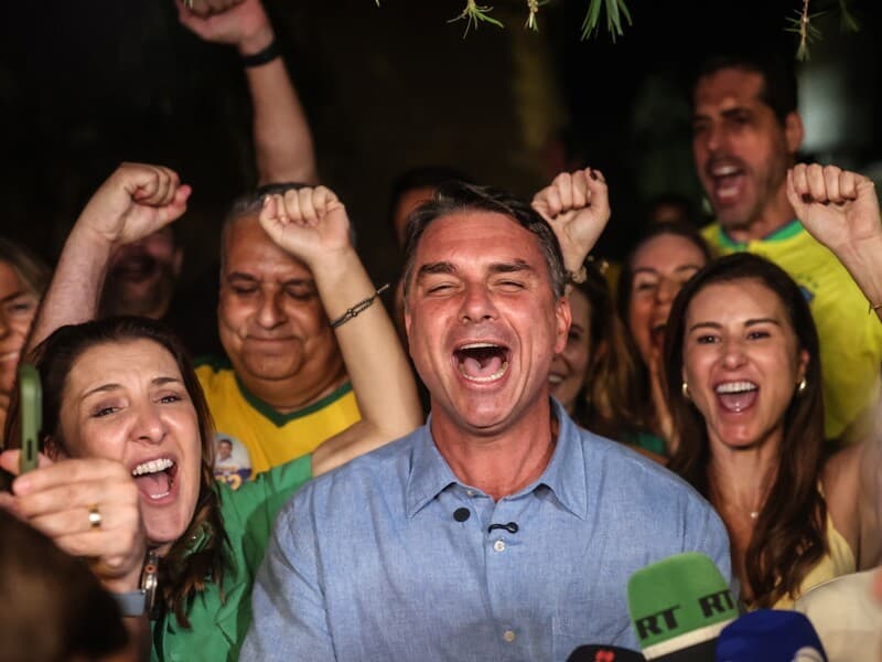 Flávio, seu vice, Alfredo Gaspar, familiares e aliados comemoram primeiro lugar na votação de domingo. Partido também fez as maiores bancadas da Câmara e do Senado, - Gabriela Biló/Folhapress