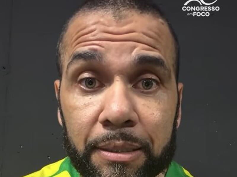 Daniel Alves anunciou apoio a Flávio Bolsonaro em vídeo nas redes sociais. - Reprodução / Youtube
