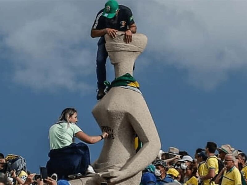 Debora participou dos atos de 8 de janeiro de 2023 e escreveu "Perdeu, Mané" na Estátua da Justiça, em frente ao STF. - Gabriela Biló/Folhapress