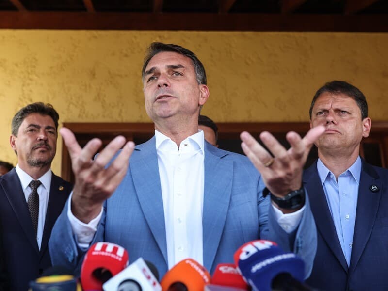 Flavio Bolsonaro defende mudança na Constituição para "redemocratizar" o país. - Gabriela Biló/Folhapress