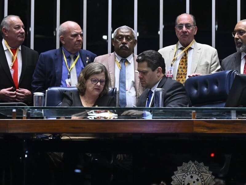 Teresa Leitão informou que busca assinaturas para requerimento de calendário especial para a PEC 6x1.
- Ton Molina/Agência Senado Teresa Leitão informou que busca assinaturas para requerimento de calendário especial para a PEC 6x1.
- Ton Molina/Agência Senado