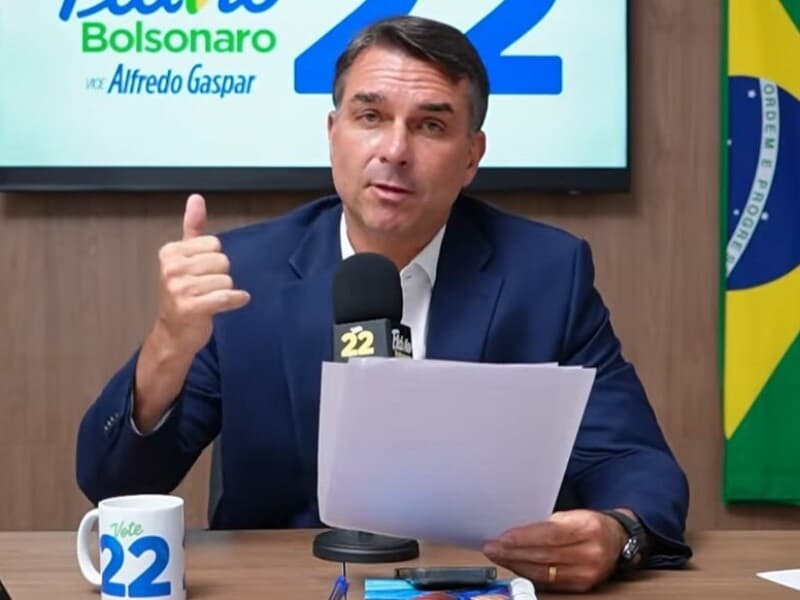 Presidenciável assinou termo com oito compromissos do ex-presidenciável, que condicionou seu apoio no segundo turno à adesão às propostas. - Reprodução