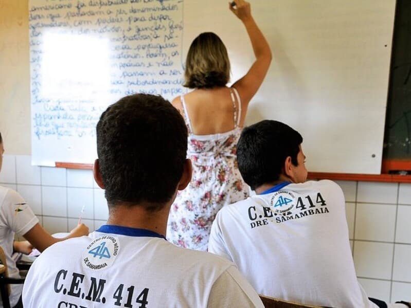 Proposta vincula o piso nacional do magistério a uma jornada de até 30 horas semanais. - Valter Campanato / Agência Brasil