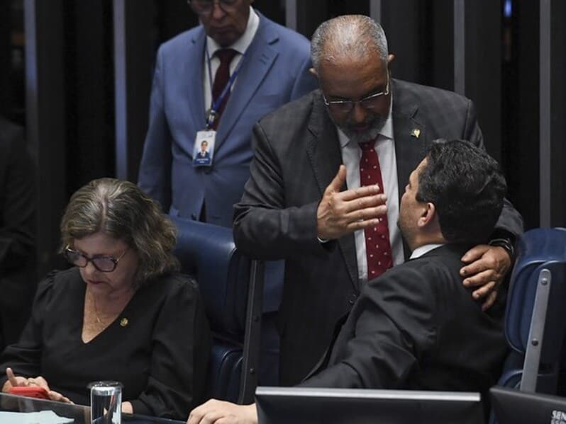 Ao lado da líder do governo, Teresa Leitão, Davi Alcolumbre conversa com Paulo Paim, um dos principais defensores da PEC no Senado. - Jonas Pereira/Agência Senado