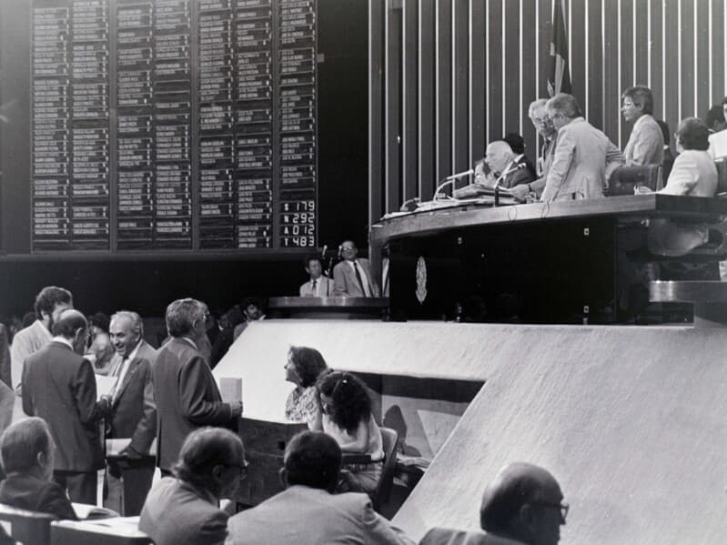Sessão de 24 de fevereiro de 1988 da Assembleia Constituinte, dia em que a jornada de trabalho foi reduzida de 48 horas semanais para 44. - Arquivo/Câmara dos Deputados
