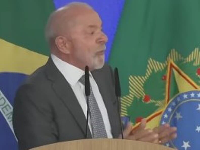 Lula comentou apoio de Flávio Bolsonaro ao fim da escala 6x1 durante evento no Planalto. - Reprodução / Youtube