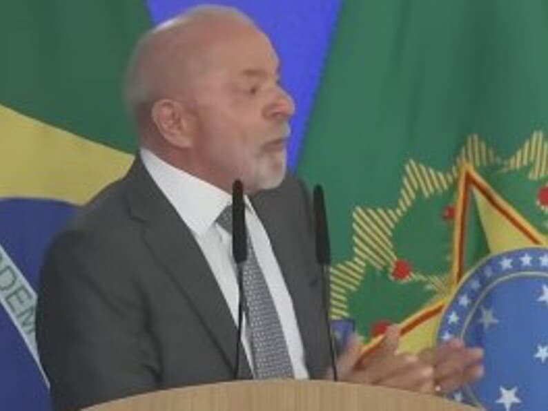 Lula comentou apoio de Flávio Bolsonaro ao fim da escala 6x1 durante evento no Planalto. - Reprodução / Youtube