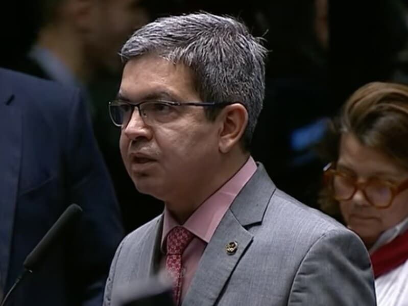 Após Flávio apoiar fim da 6x1, Randolfe ironiza: "até domingo 25 ele faz o L". - Reprodução/TV Senado