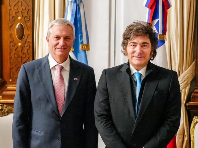 Kast enfrenta rejeição de 64% no Chile; Milei convive com dificuldades sociais na Argentina. - Reprodução/Redes Sociais