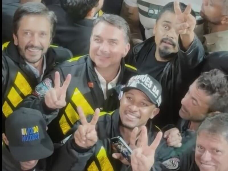 Flávio Bolsonaro visita ponto de apoio a motoboys durante a campanha. - Reprodução / Instagram