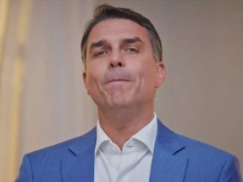 Emissoras deverão arcar com os custos da reexibição da propaganda de Flávio Bolsonaro. - Reprodução / Redes sociais