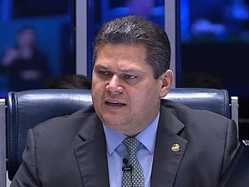 Disputa na base sobre a emenda de Camilo Santana interrompe tentativa do governo de aprovar a PEC antes do segundo turno. - TV Senado/Reprodução