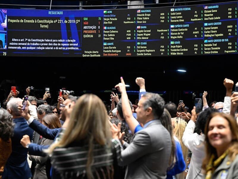 Senadores comemoram a aprovação da PEC 221/2019, que acaba com a escala 6x1 e reduz a jornada de 44 para 40 horas semanais. - Carlos Moura/Agência Senado Senadores comemoram a aprovação da PEC 221/2019, que acaba com a escala 6x1 e reduz a jornada de 44 para 40 horas semanais. - Carlos Moura/Agência Senado